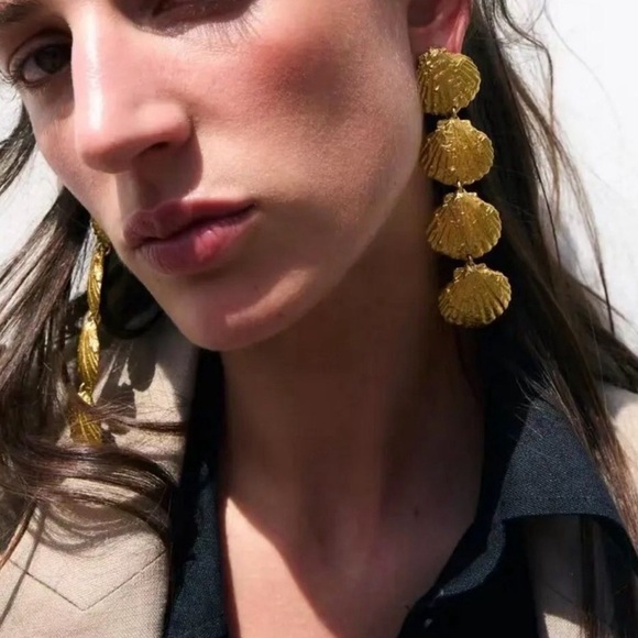 Zara limited edition shell design golden earrings NWT ✨✨🔥 - Picture 4 of 4